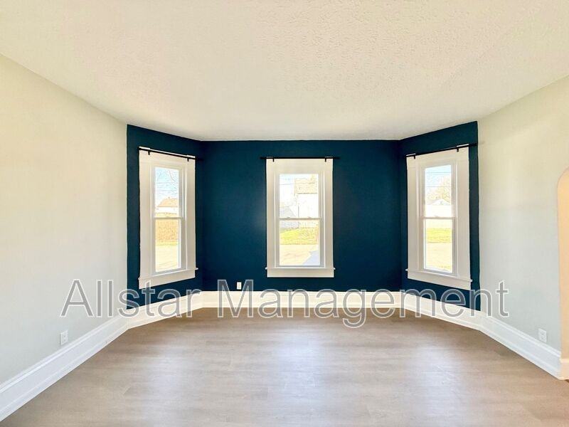 924 Spring Ave Ne - Photo 3 of 46