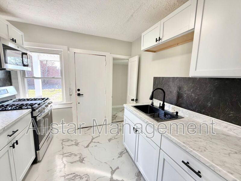 924 Spring Ave Ne - Photo 4 of 46