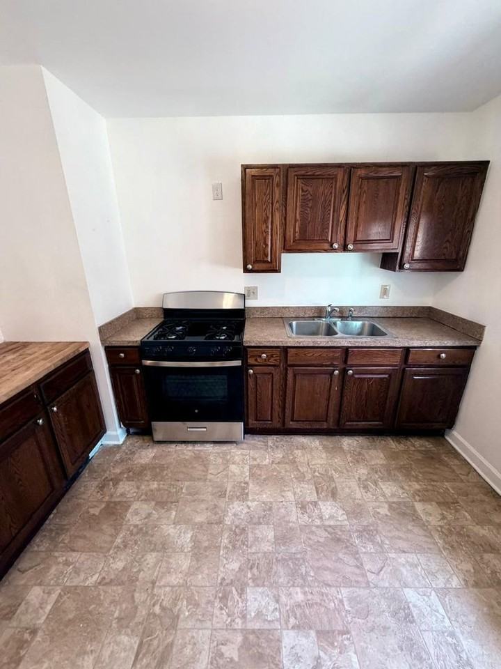 14221 Glenside Rd - Photo 4 of 33