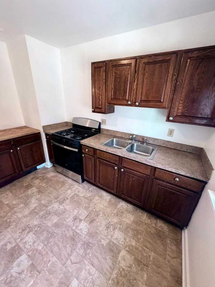 14221 Glenside Rd - Photo 5 of 33