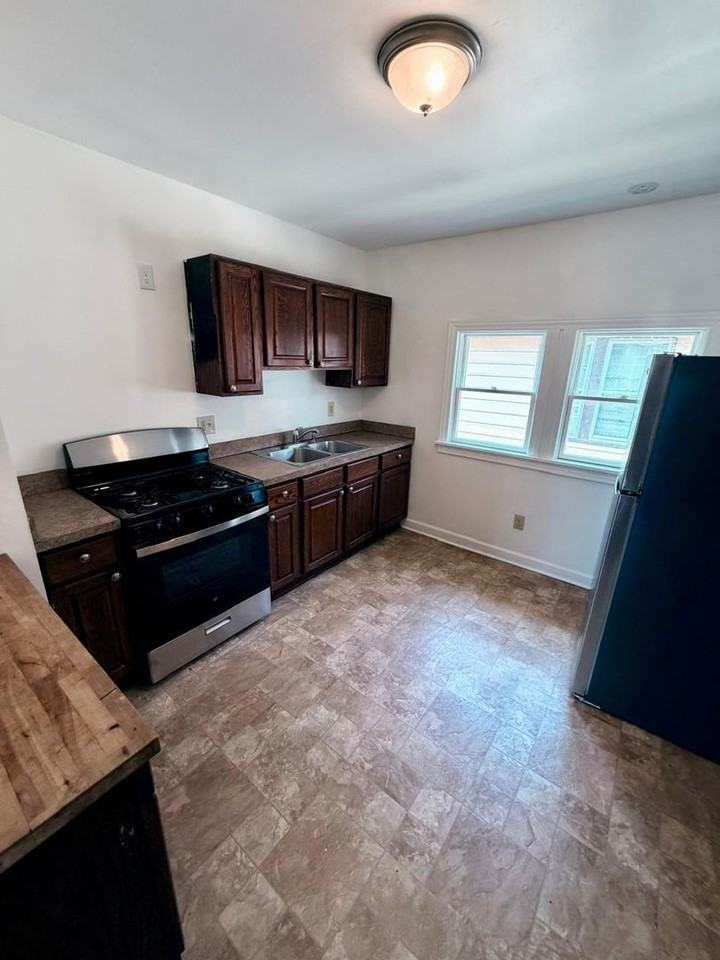 14221 Glenside Rd - Photo 6 of 33