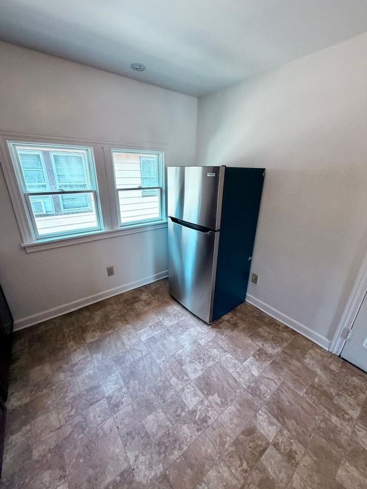 14221 Glenside Rd - Photo 7 of 33