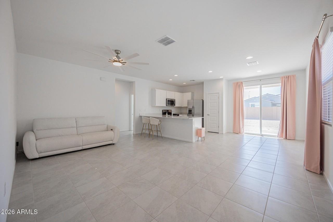 12503 W Parkway Ln - Photo 4 of 27