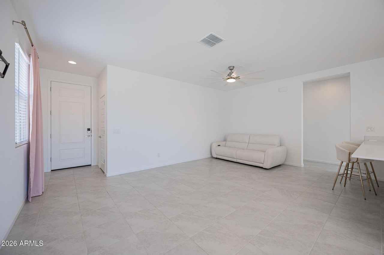 12503 W Parkway Ln - Photo 5 of 27