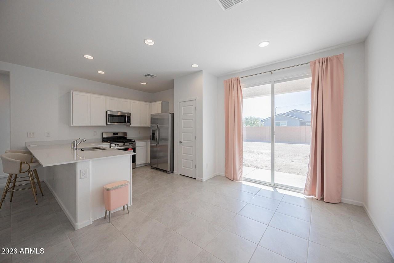 12503 W Parkway Ln - Photo 6 of 27