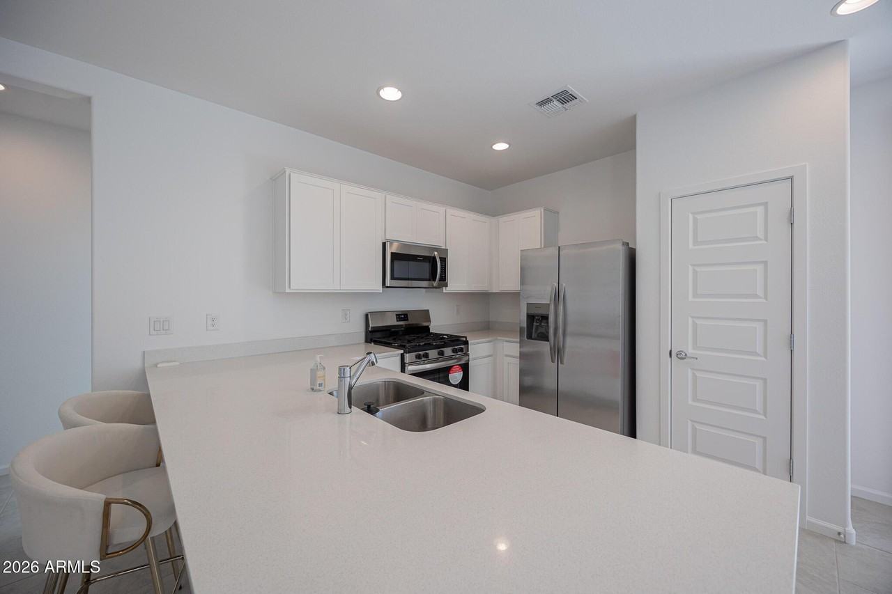 12503 W Parkway Ln - Photo 7 of 27