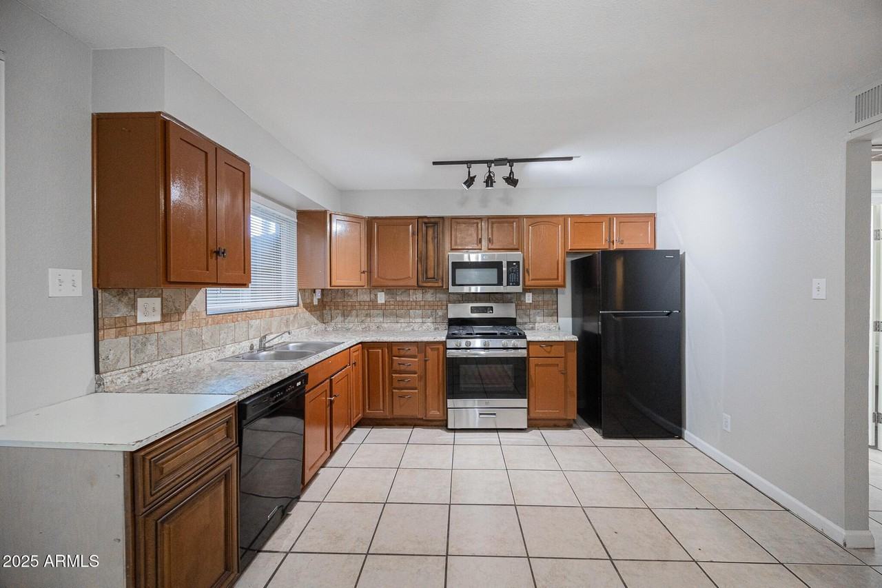 1414 N 27th St #1 - Photo 7 of 19