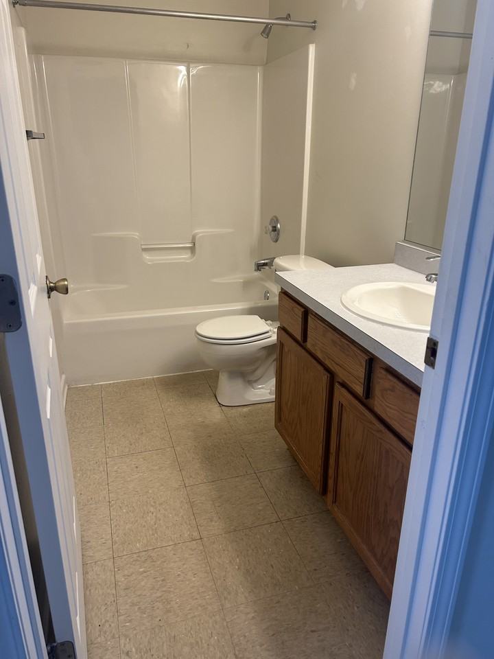 1525 Classic Dr #B - Photo 6 of 9