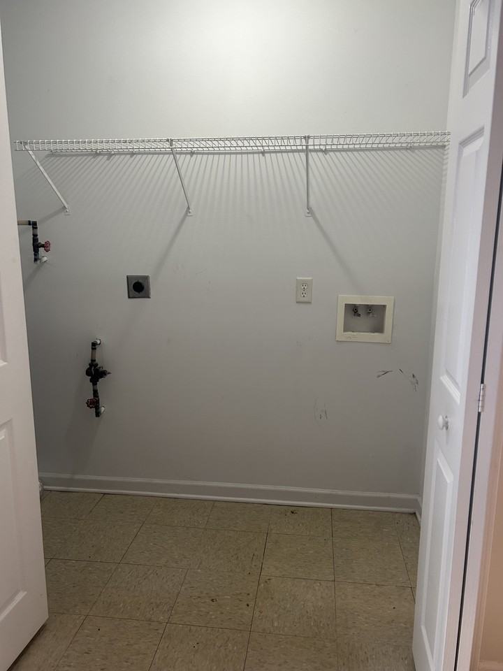 1525 Classic Dr #B - Photo 7 of 9