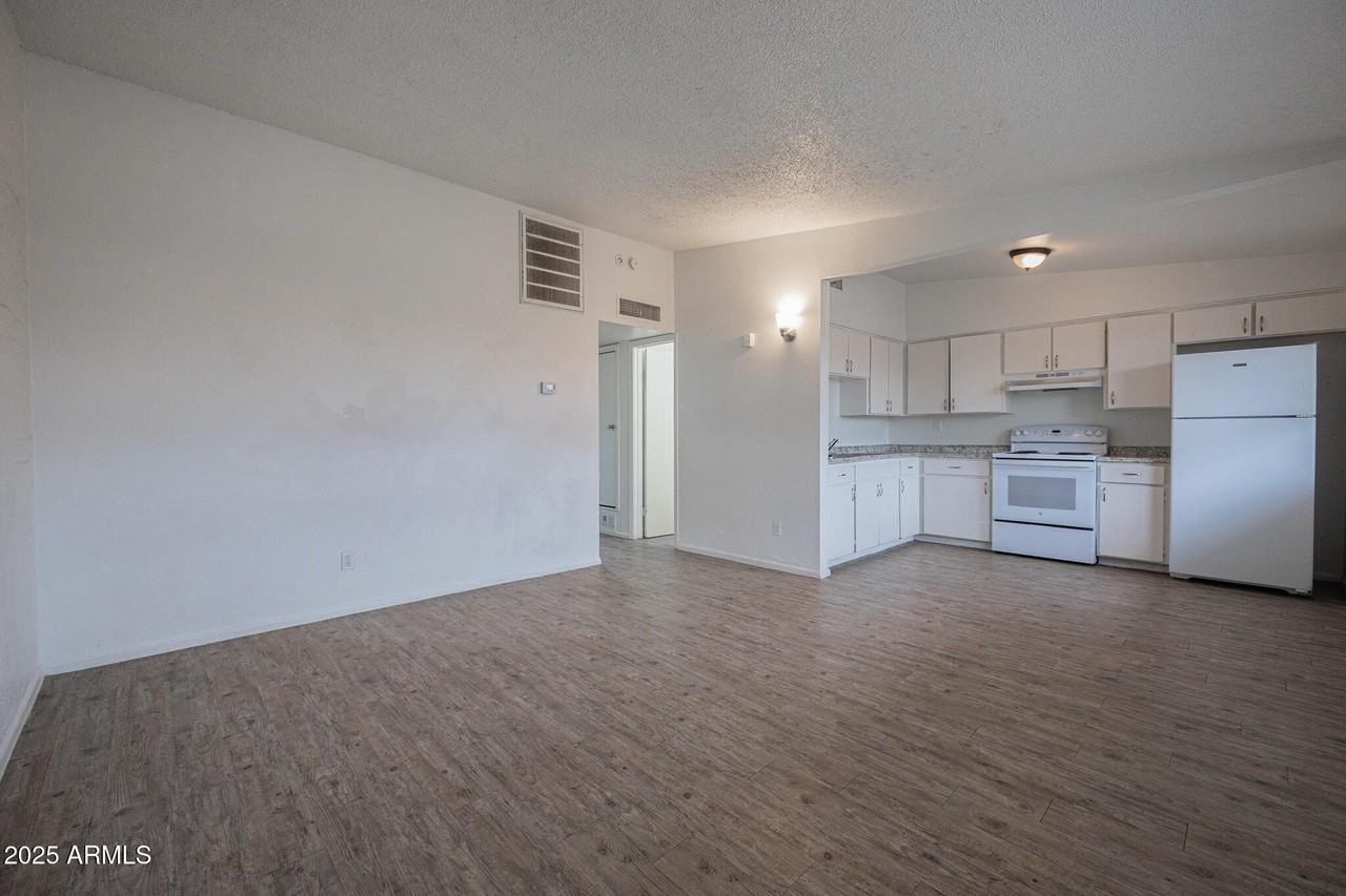 2139 W Devonshire Ave #2 - Photo 3 of 12