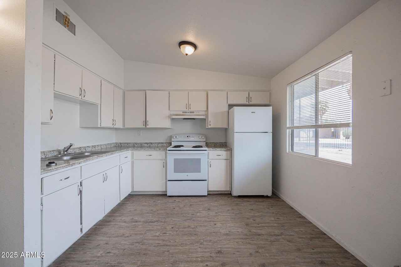 2139 W Devonshire Ave #2 - Photo 6 of 12