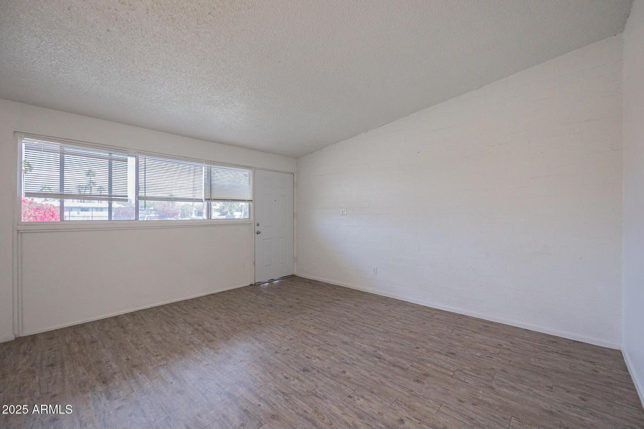 2139 W Devonshire Ave #2 - Photo 7 of 12