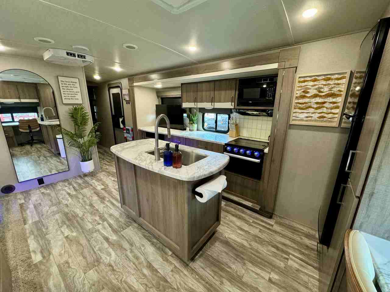 404 E Broadway St - Photo 4 of 11