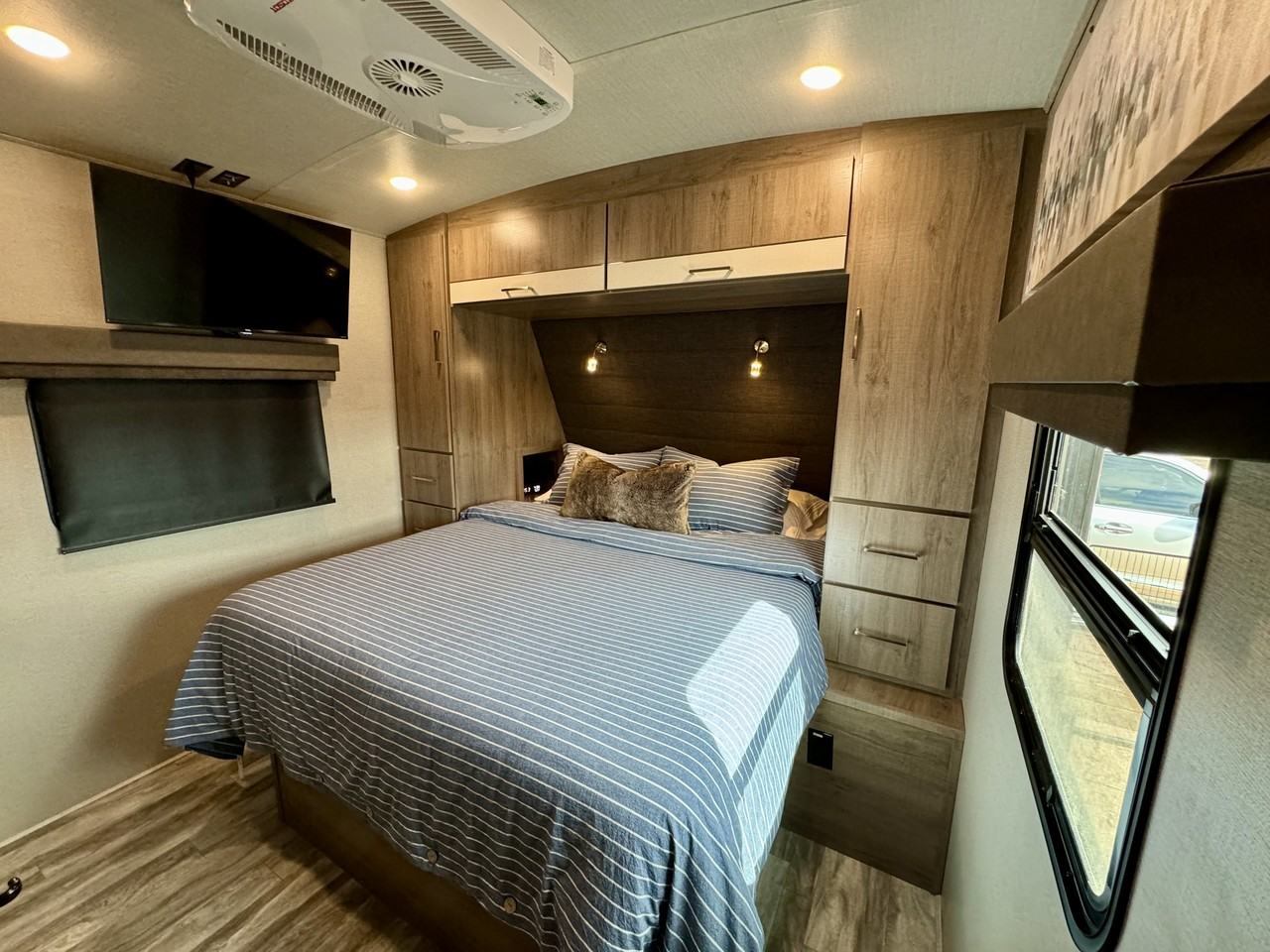 404 E Broadway St - Photo 5 of 11