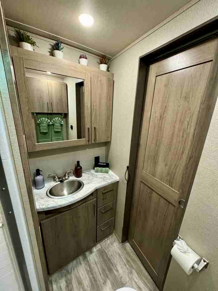 404 E Broadway St - Photo 6 of 11