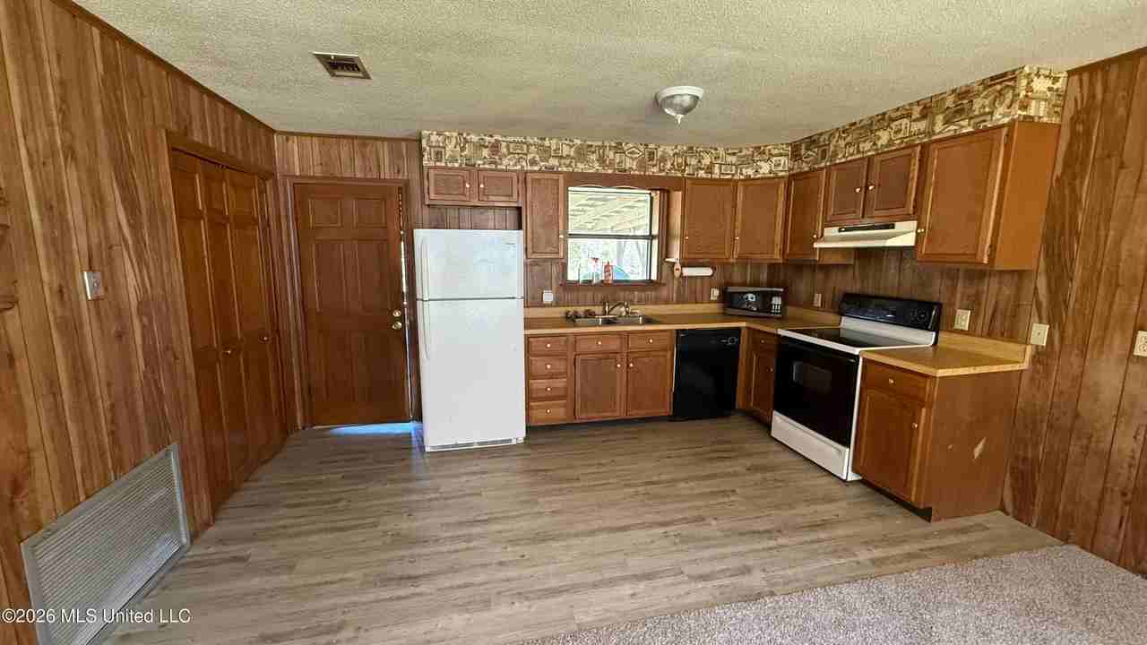 9004 Tucker Rd - Photo 3 of 15