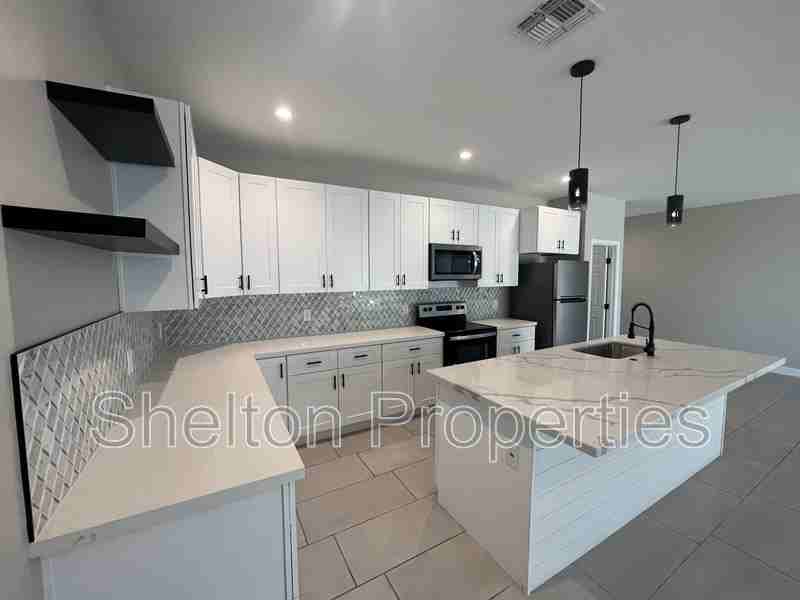 120 S 91st Dr - Photo 2 of 16