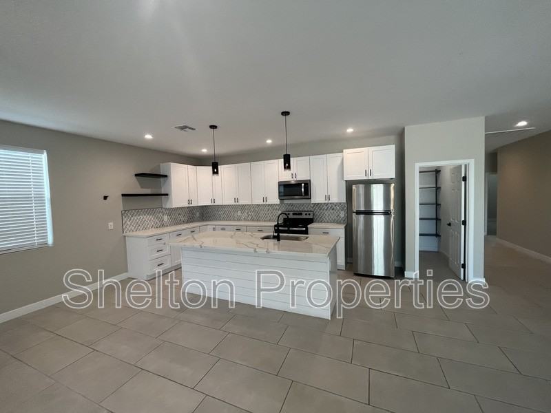 120 S 91st Dr - Photo 4 of 16