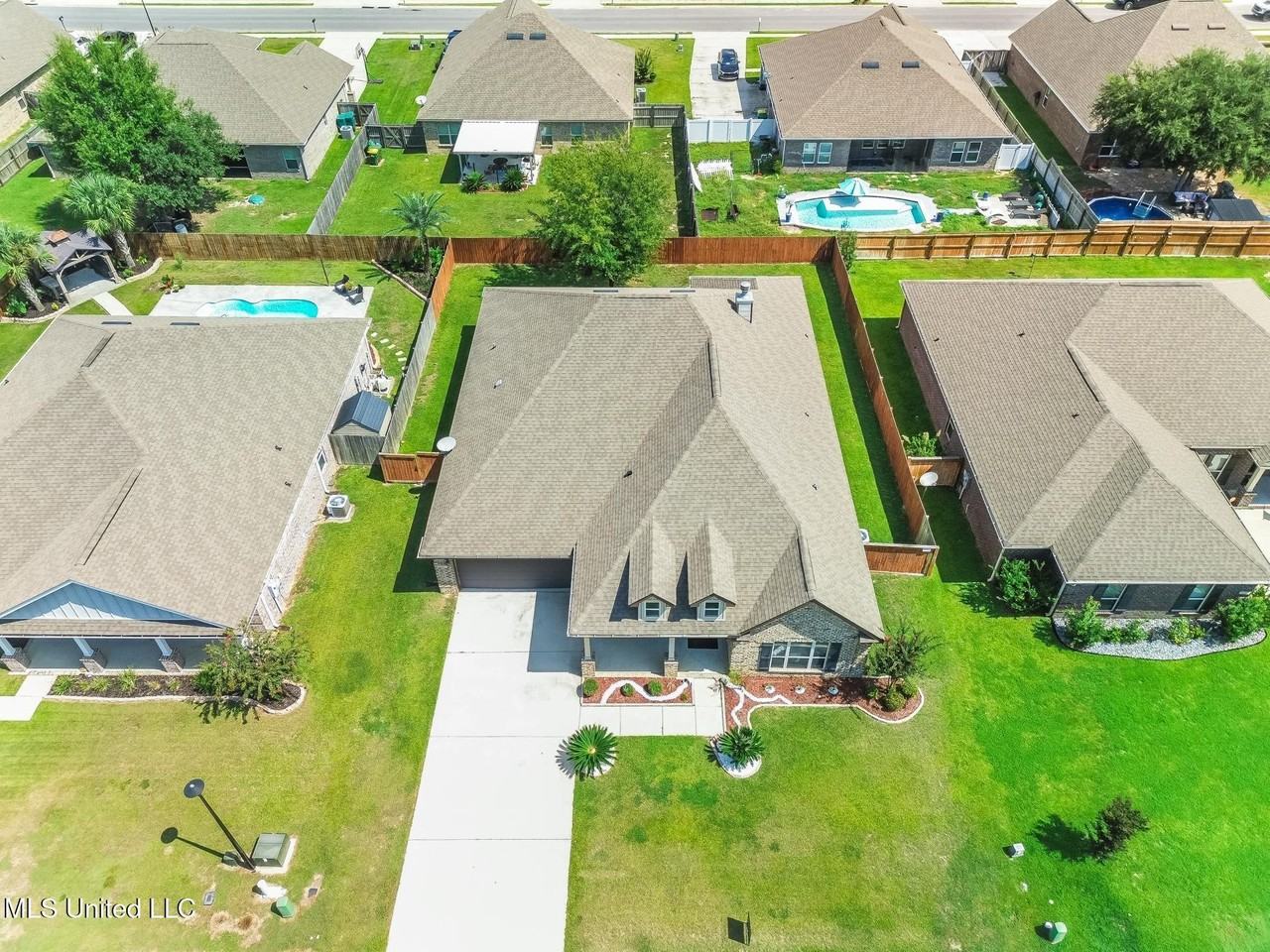 6681 Sugarcane Cir - Photo 3 of 32