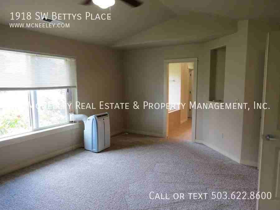 1918 Sw Bettys Pl - Photo 7 of 40