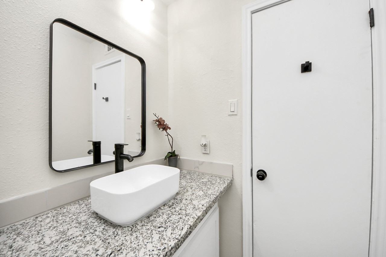 2110 Melbourne St #10 - Photo 3 of 30