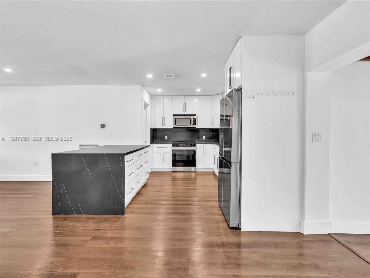 3193 Taft St - Photo 4 of 27