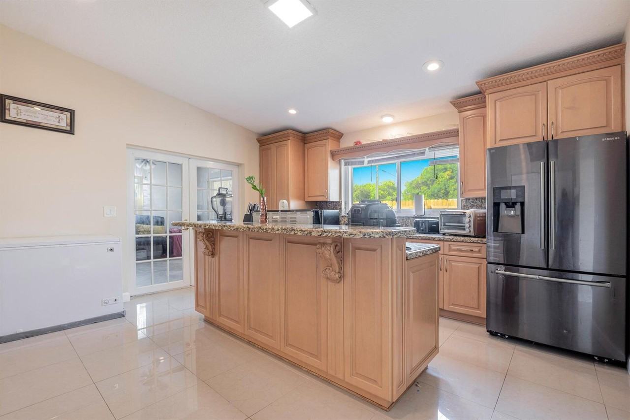 6824 Sw 5th St - Photo 6 of 12