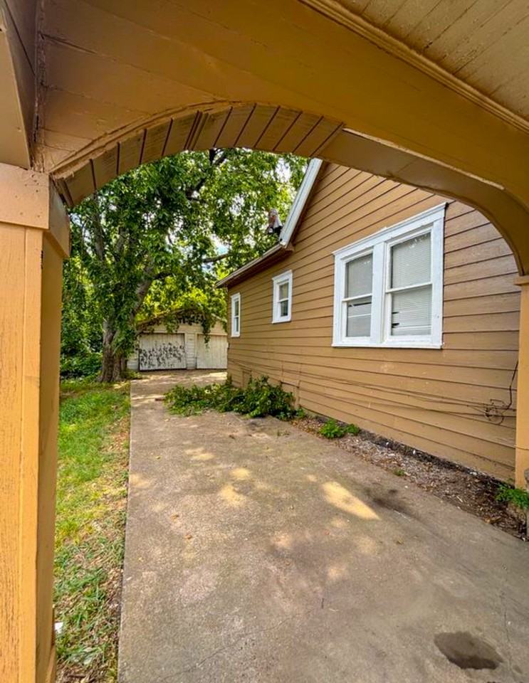 1616 Campbell St - Photo 3 of 11