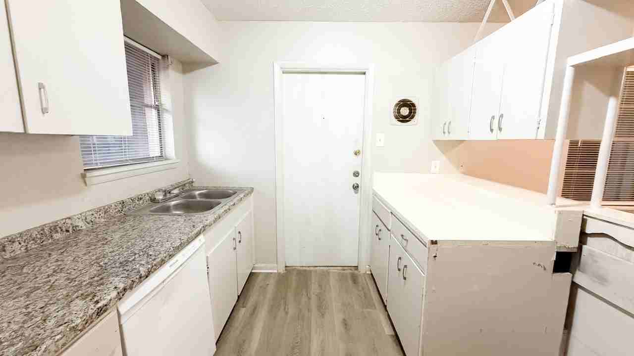 2512 1702, 1704, 1706,26Th St, Unitb #1702B - Photo 6 of 17