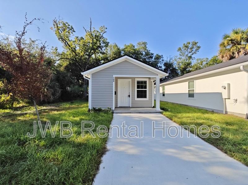 706 Phelps St - Photo 2 of 10