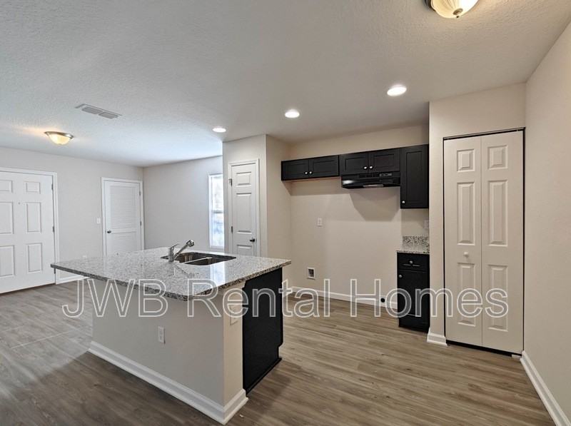 706 Phelps St - Photo 3 of 10