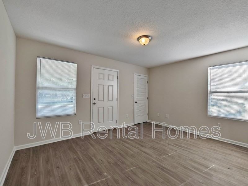 706 Phelps St - Photo 5 of 10