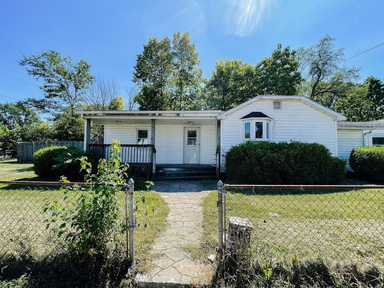 2015 E 16th St - Photo 2 of 11