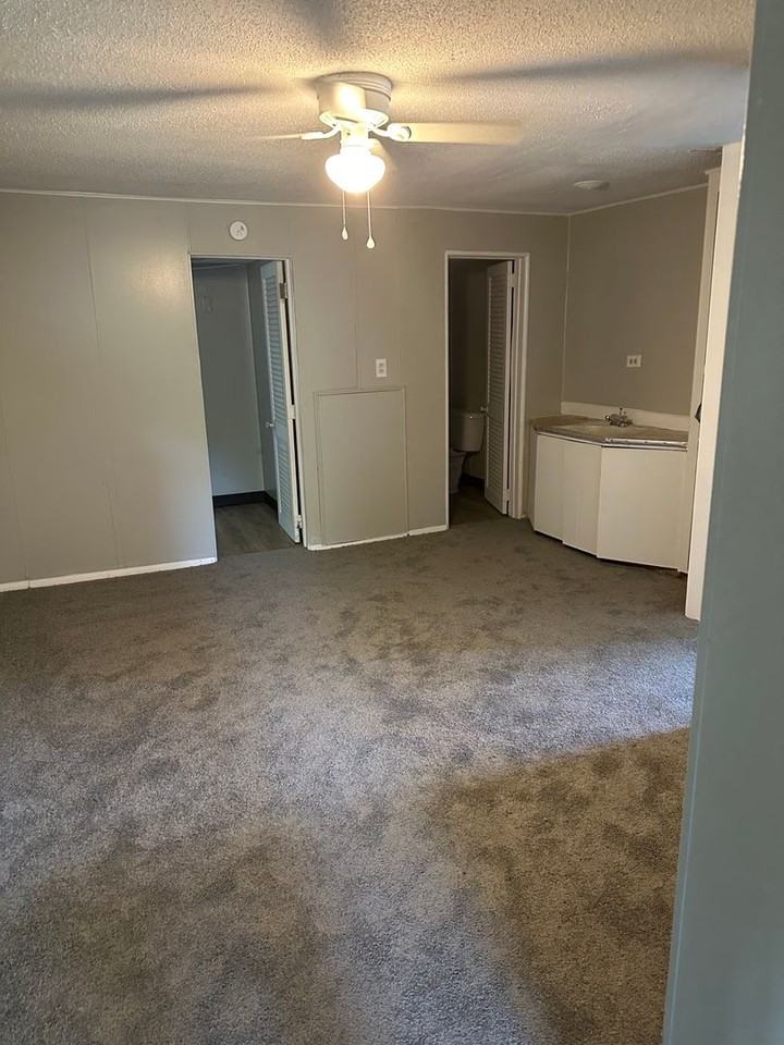 2015 E 16th St - Photo 4 of 11