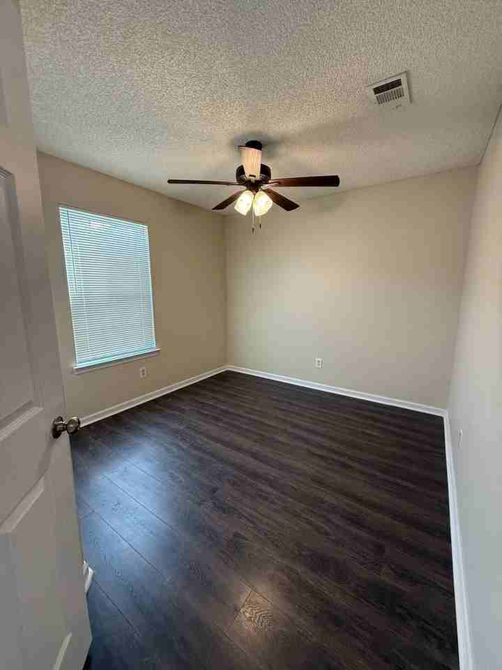 32 Talbot Ct - Photo 3 of 17