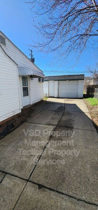 374 East Blvd - Photo 3 of 26