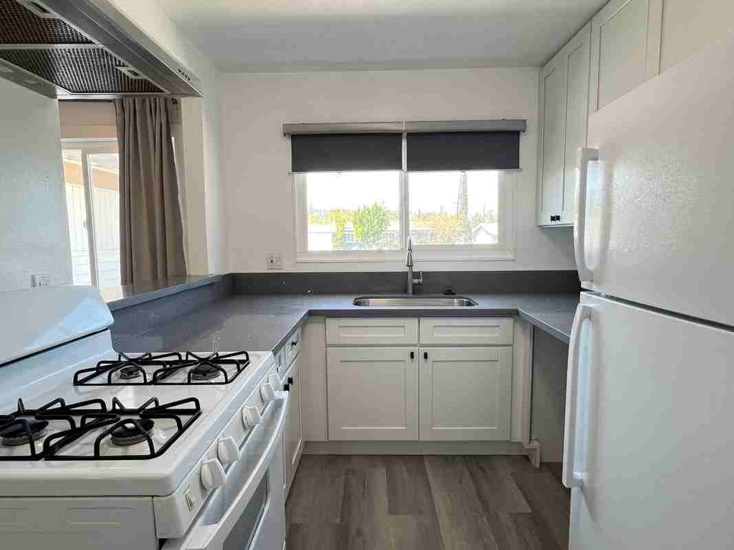 1728 Larchwood Ave - Photo 4 of 11