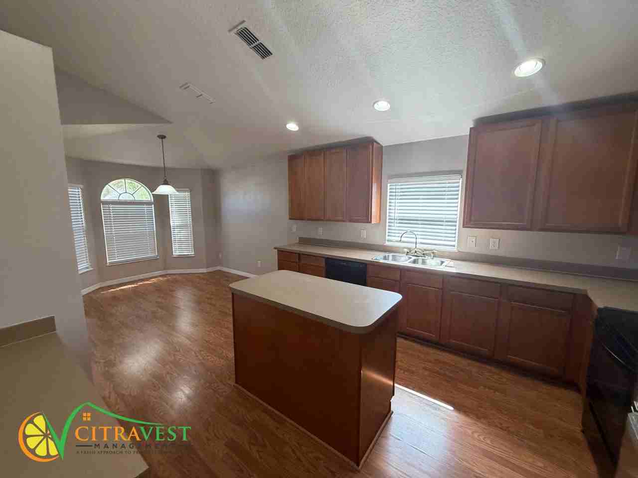 202 Oleander St - Photo 3 of 11