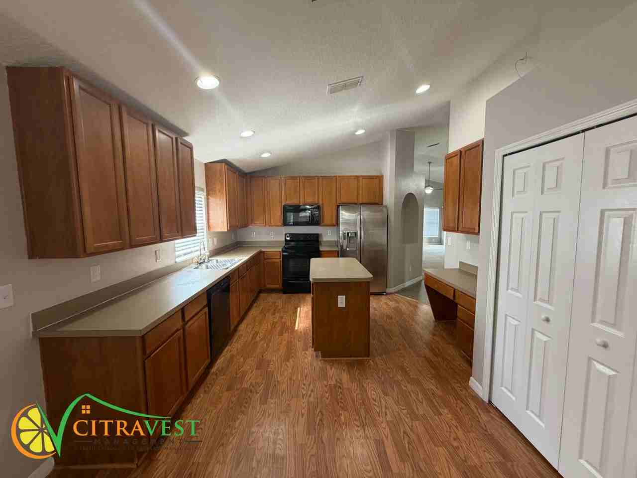 202 Oleander St - Photo 4 of 11