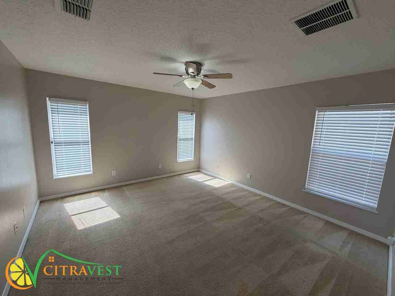 202 Oleander St - Photo 5 of 11