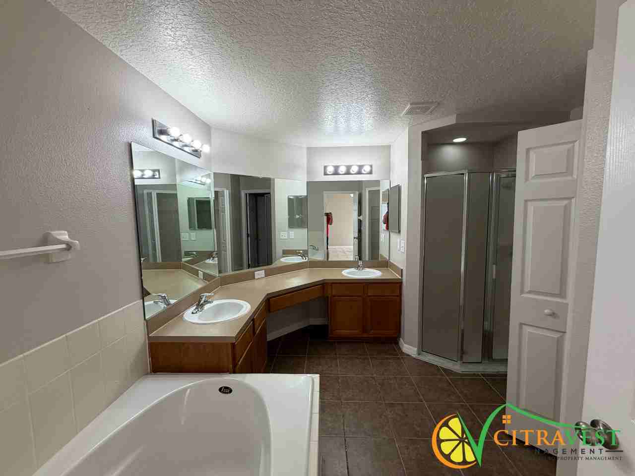 202 Oleander St - Photo 6 of 11