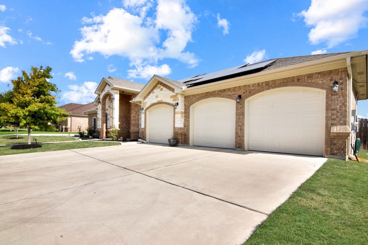 1203 Doc Whitten Dr - Photo 2 of 39