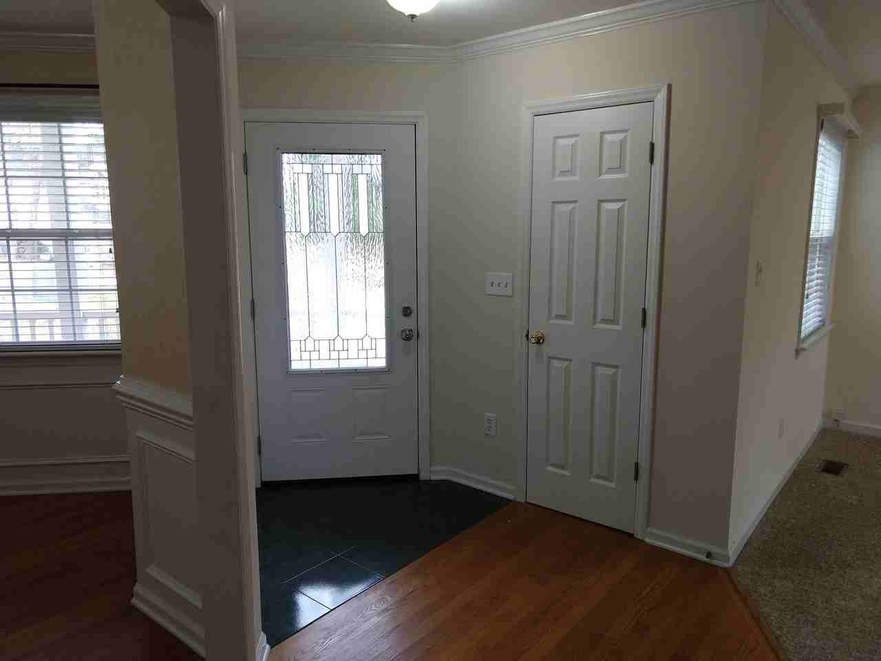 136 Trafalgar Ln - Photo 3 of 31