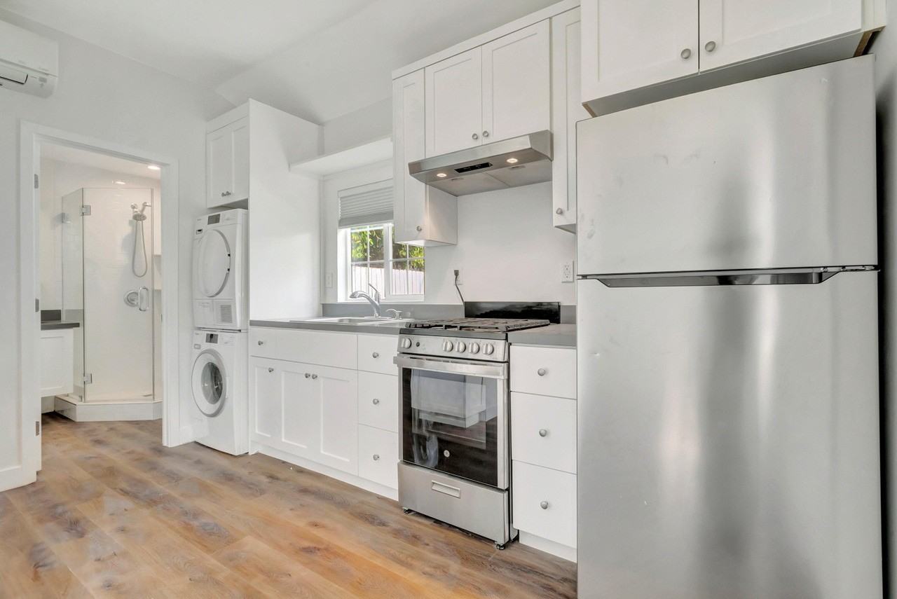 18343 Bessemer St - Photo 4 of 25