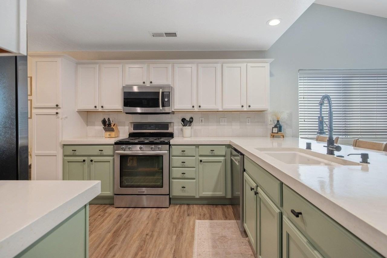 2715 W Brooke Ave - Photo 2 of 24