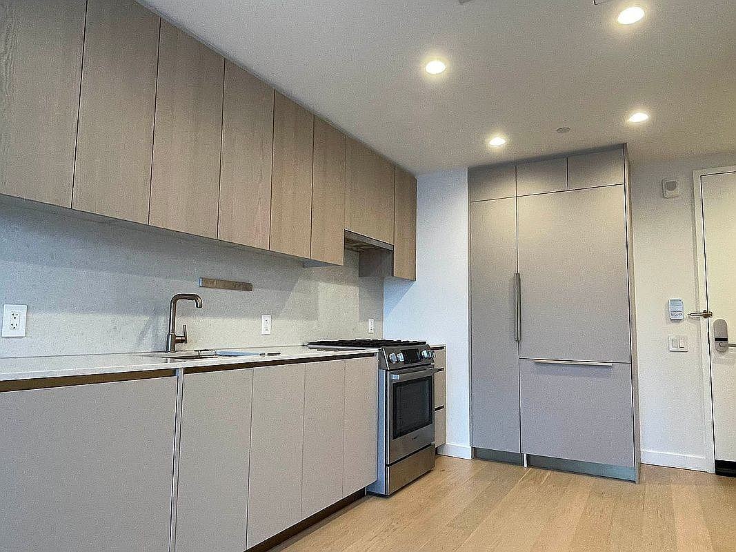 3 Court Sq #4004 - Photo 4 of 9