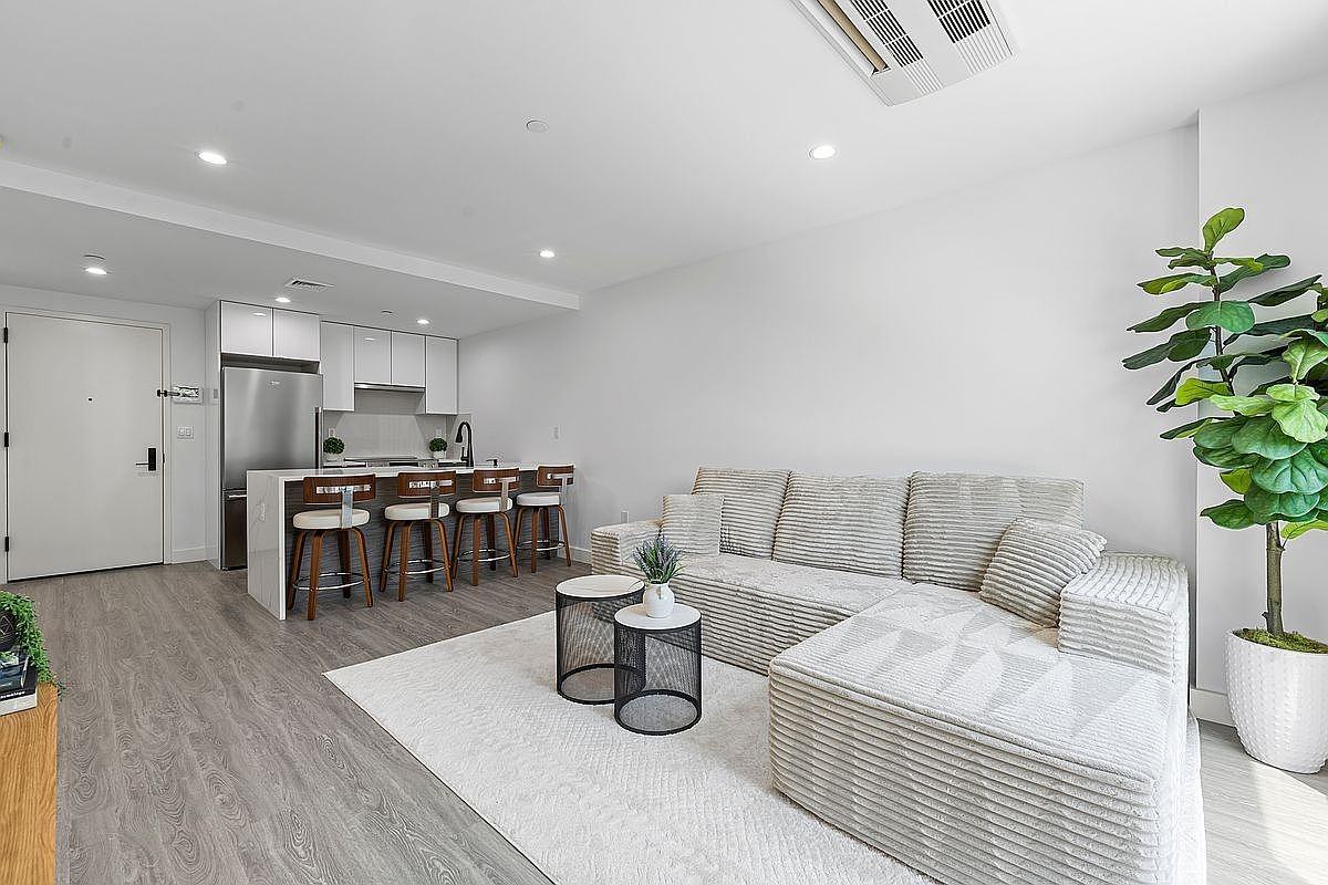 3 Court Sq #4004 - Photo 6 of 9