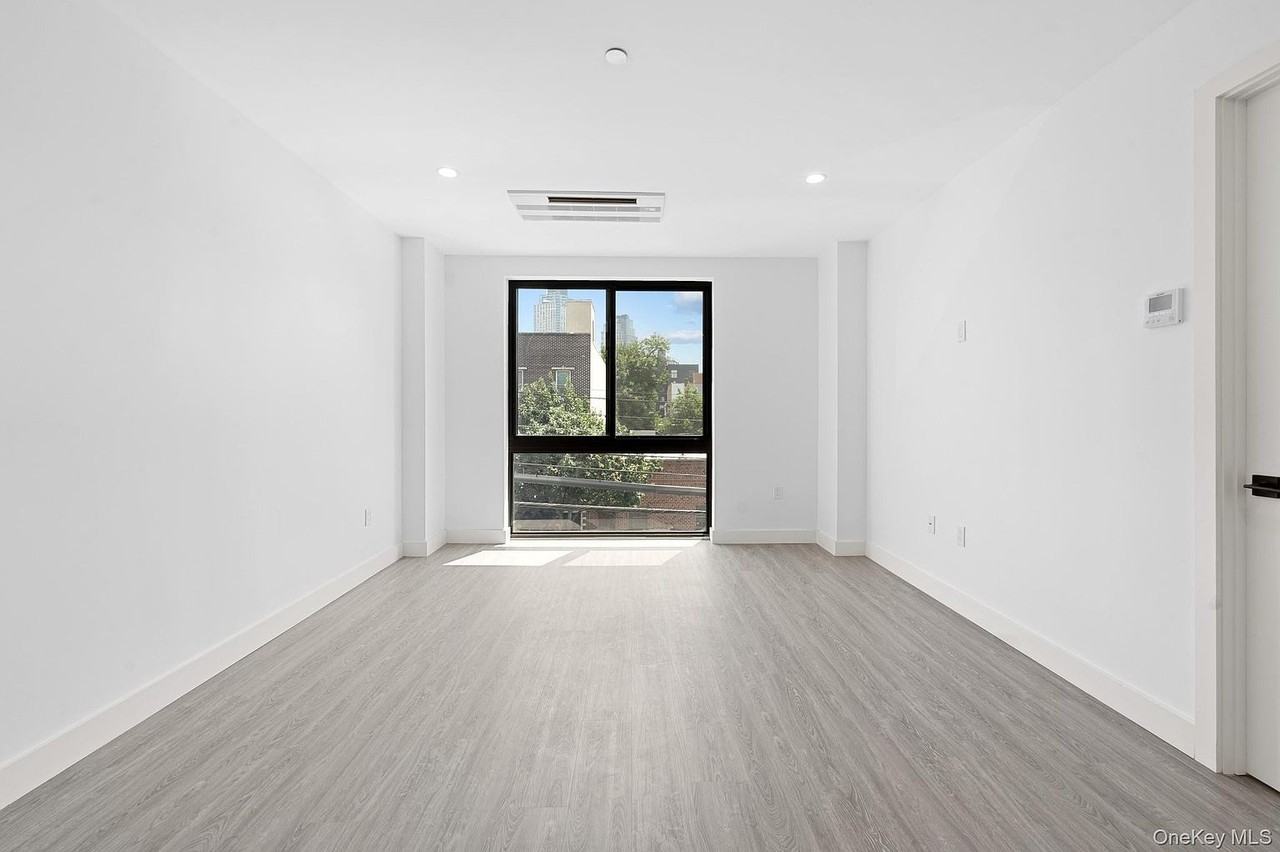 3 Court Sq #4004 - Photo 7 of 9