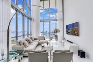 featured image of NE 11th St & Biscayne Blvd