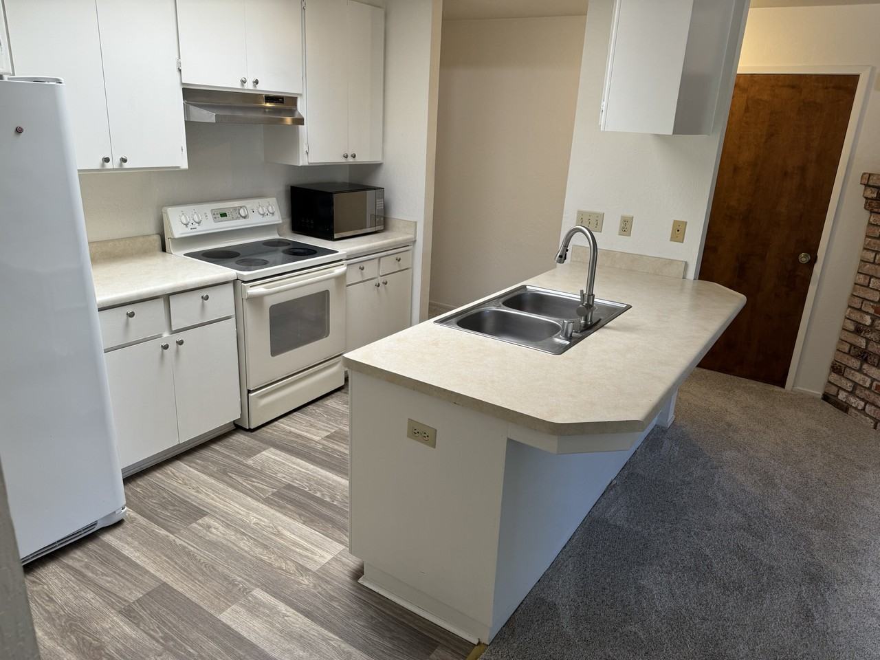 26 Greenview Cir #B - Photo 3 of 10
